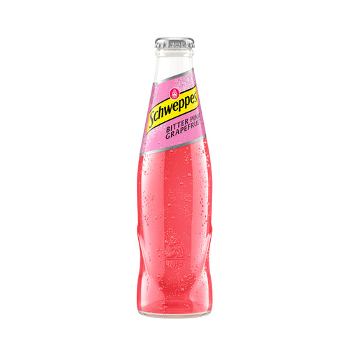 Schlanke Glasflasche mit rosafarbenem Getränk und Etikett 'Schweppes Bitter Pink Grapefruit'