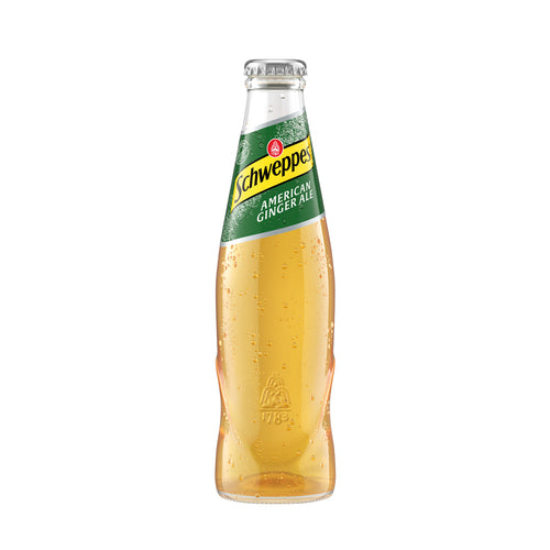 Schlanke Glasflasche mit kohlensäurehaltigem Ginger Ale und grünem Etikett mit der Aufschrift 'Schweppes American Ginger Ale'