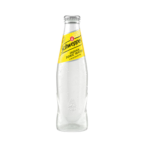 Schlanke Glasflasche mit gelbem Etikett und der Aufschrift 'Schweppes Indian Tonic Water Chininhalt'