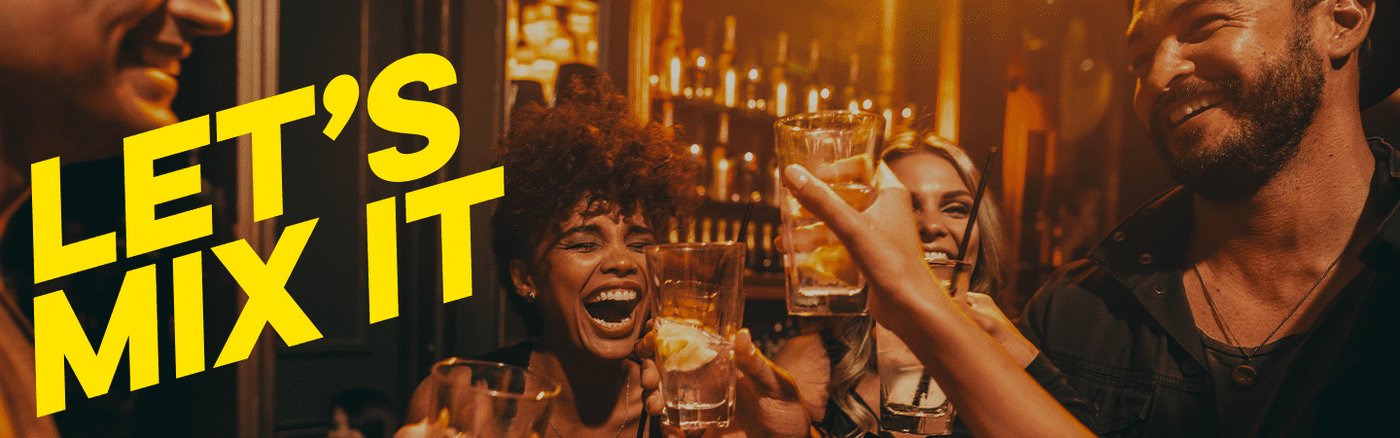 Eine glückliche Gruppe Männer und Frauen in einer Bar, alle halten ein Glas mit  in der Hand und stoßen miteinander an, daneben der Text "Let's mix it"