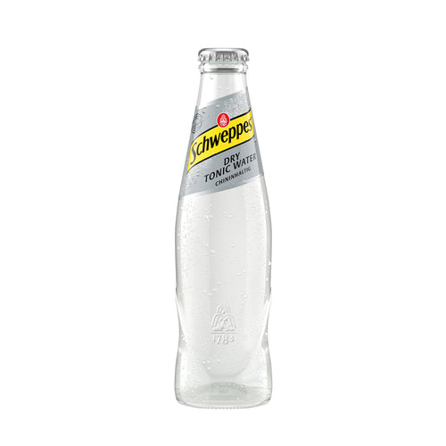 Schlanke Glasflasche Schweppes Dry Tonic Water mit silber-gelbem Etikett.